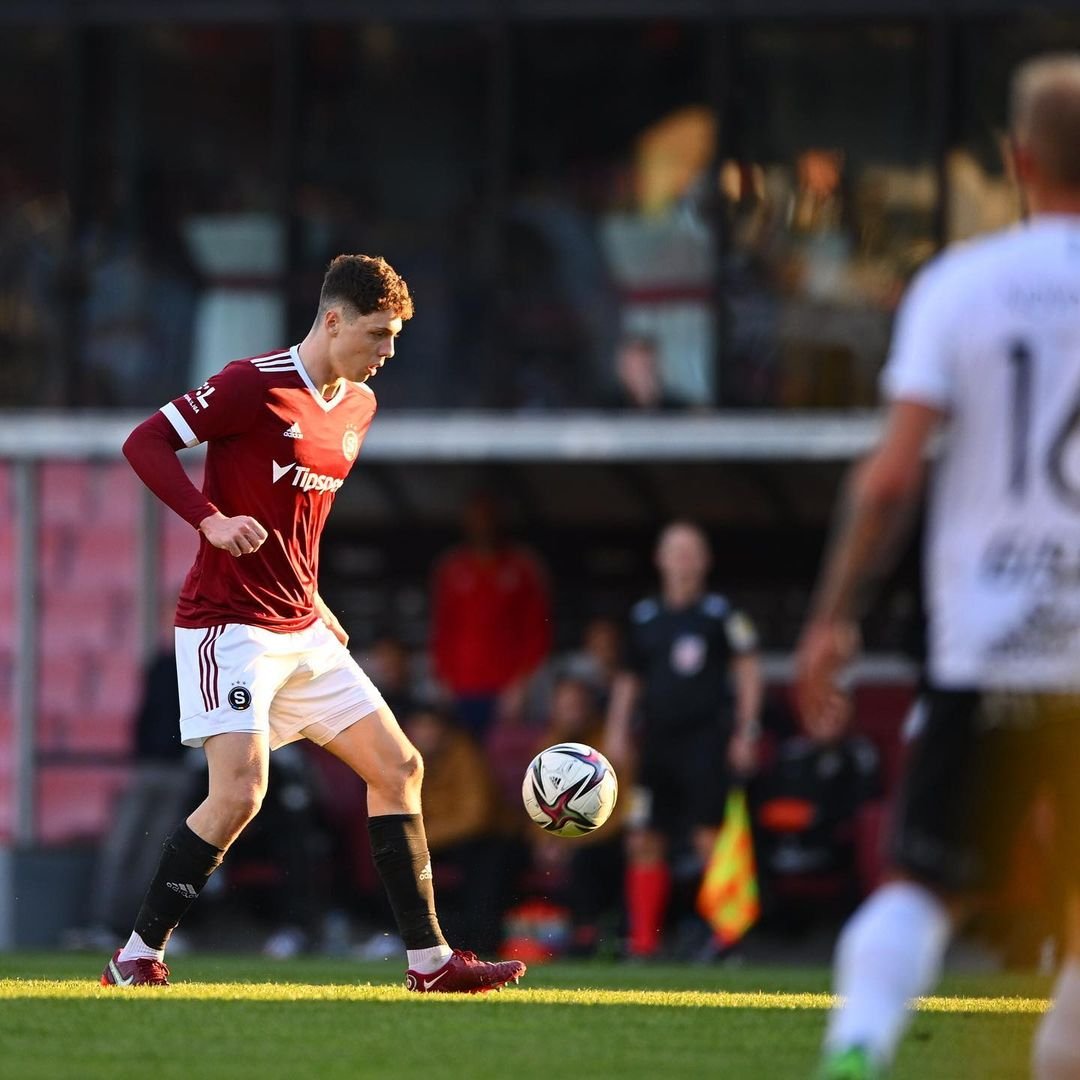 ⏰ POLOČAS

Po několika náznacích v úvodu zápasu jsme se šancí v prvním poločase nedočkali, skóre je tedy bezgólové. #acsparta